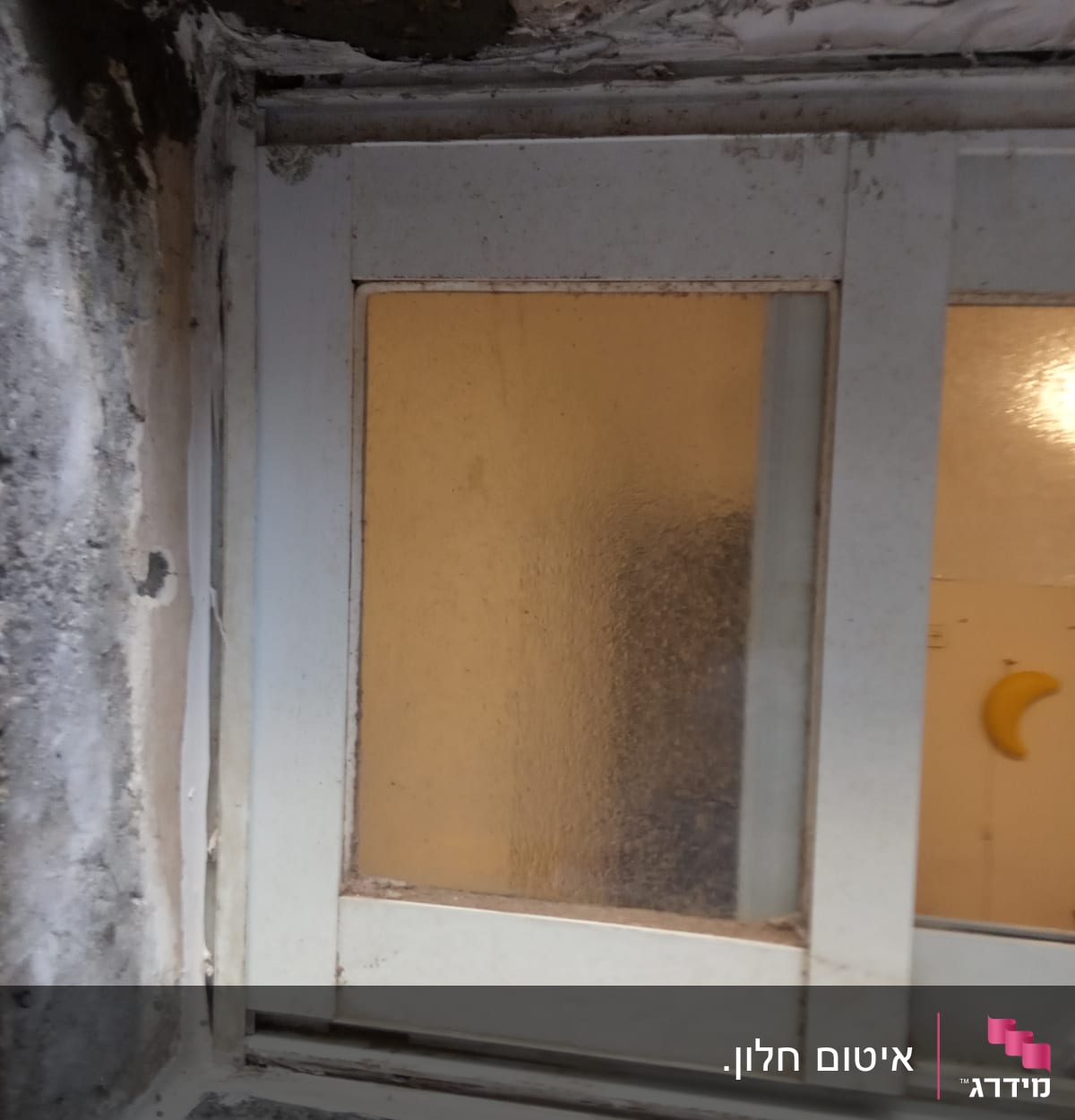 חלון עם איטום מתקלף בפינות ובמסגרת